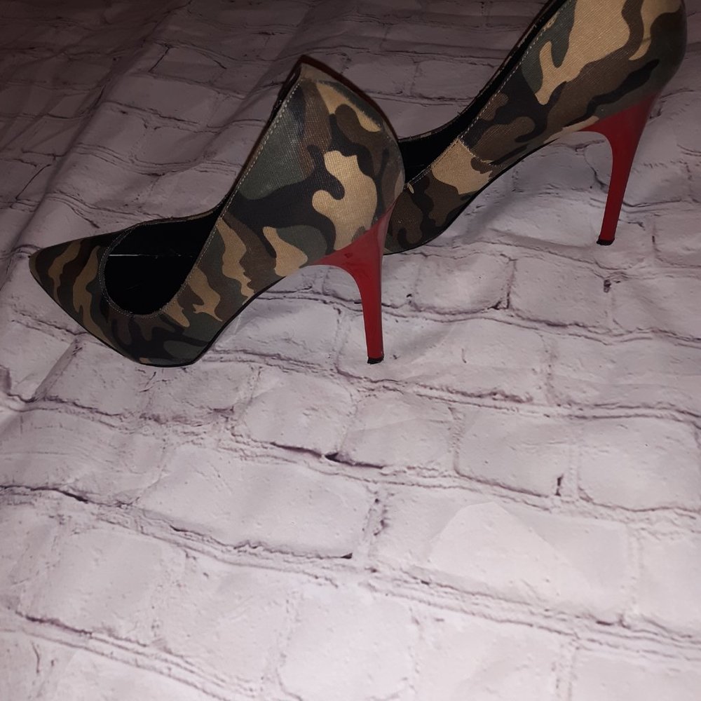 XOXO Women's Camouflage Pointed-Toe Pumps - Olive Camo - Picture 3 of 3